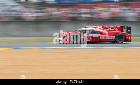 Hybride Porsche 919 (# 17) de l'équipe de Porsche (GER) avec Timo Bernhard (GER), Mark Webber (AUS), Brendon Hartley (NZL) Banque D'Images