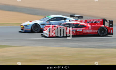 Hybride Porsche 919 (# 17) de l'équipe de Porsche (GER) avec Timo Bernhard (GER), Mark Webber (AUS), Brendon Hartley (NZL) Banque D'Images