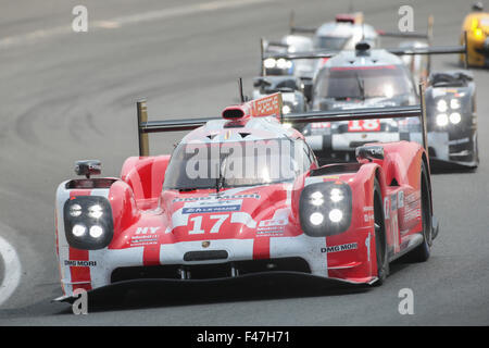 Hybride Porsche 919 (# 17) de l'équipe de Porsche (GER) avec Timo Bernhard (GER), Mark Webber (AUS), Brendon Hartley (NZL) Banque D'Images