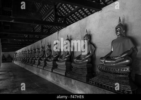 Le hall principal du Wat Putthaisawan avec golden Buddha statue Wat Putthaisawan est un célèbre temple d'Ayutthaya, Thaïlande Banque D'Images
