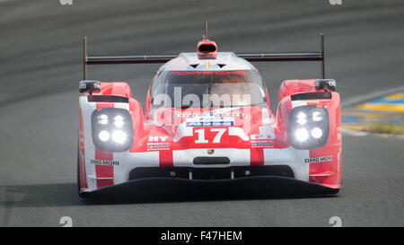 Hybride Porsche 919 (# 17) de l'équipe de Porsche (GER) avec Timo Bernhard (GER), Mark Webber (AUS), Brendon Hartley (NZL) Banque D'Images