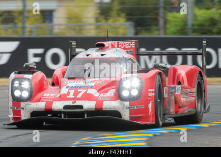 Hybride Porsche 919 (# 17) de l'équipe de Porsche (GER) avec Timo Bernhard (GER), Mark Webber (AUS), Brendon Hartley (NZL) Banque D'Images