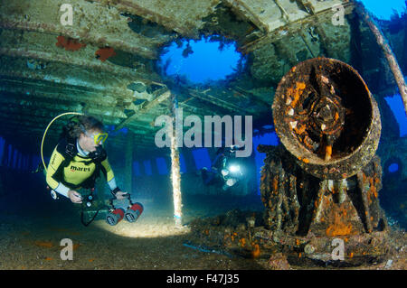 Naufrage MV Cominoland et scuba diver, Xwejni-Bay, Gozo, Malte, Europe du Sud, Mer Méditerranée Banque D'Images