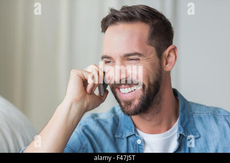 Smiling man on the phone Banque D'Images