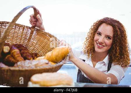 Joli panier barista la préparation avec du pain Banque D'Images