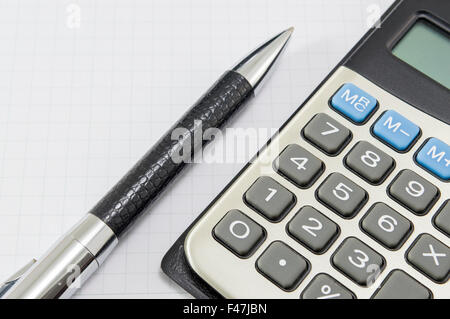 Office de résumé. Un crayon et une calculatrice sur le portable avec fond copyspace Banque D'Images