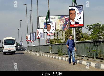 Le Caire, Égypte. 12 octobre, 2015. Une vue générale des candidats à des portraits montre les prochaines élections parlementaires, la pendaison au Caire, le 15 octobre 2015. Les égyptiens commencent vote sur le week-end pour un Parlement européen prévue à l'étape bien en ligne derrière le président Abdel Fattah al-Sissi, qui a écrasé toute opposition depuis le renversement de son prédécesseur islamiste en 2013 © Amr Sayed/APA/Images/fil ZUMA Alamy Live News Banque D'Images