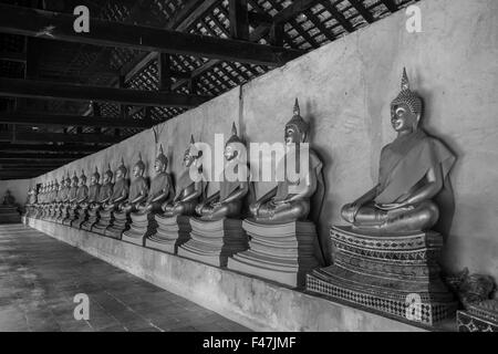 Le hall principal du Wat Putthaisawan avec golden Buddha statue à Ayutthaya, Thaïlande. Banque D'Images