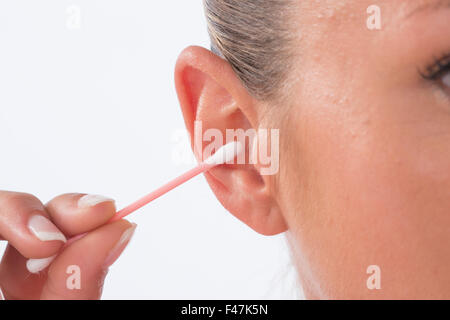 Femme de l'oreille de nettoyage Banque D'Images