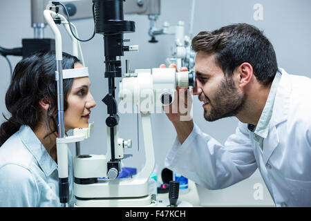 L'examen de l'opticien yeux womans par lampe à fente Banque D'Images