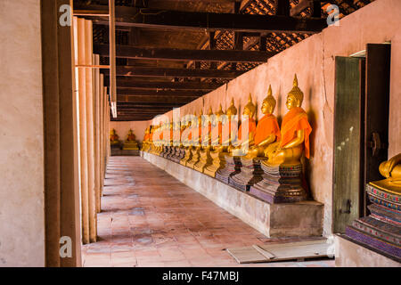 Le hall principal du Wat Putthaisawan avec golden Buddha statue in Ayutthaya, Thaïlande Banque D'Images