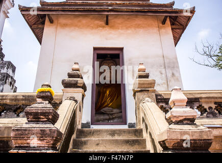 Le Bouddha ancien plus de 500 ans est pleine d'esprit et de l'attrayant pour les Thaïlandais à l'Adoration Banque D'Images