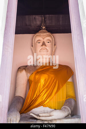 Le Bouddha ancien plus de 500 ans est pleine d'esprit et de l'attrayant pour les Thaïlandais à l'adoration. Banque D'Images