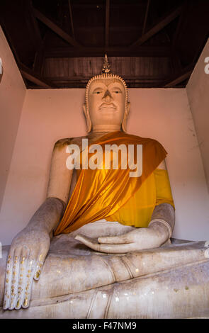 Le Bouddha ancien plus de 500 ans est pleine d'esprit et de l'attrayant pour les Thaïlandais à l'adoration. Banque D'Images