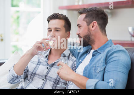 Couple homosexuel men drinking champagne Banque D'Images