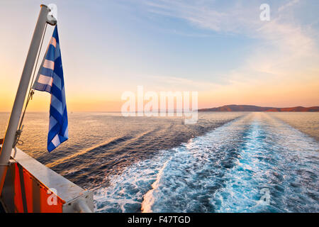 Vue sur un ferry Kythnos à partir de l'île. Banque D'Images