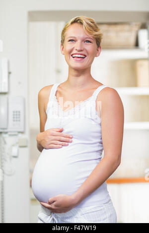 Femme enceinte de câliner son estomac Banque D'Images