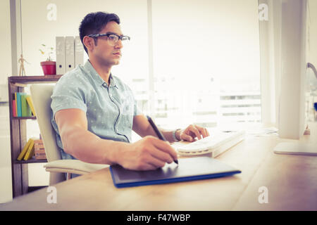 Businessman concentré le travail avec ordinateur et votre numériseur Banque D'Images