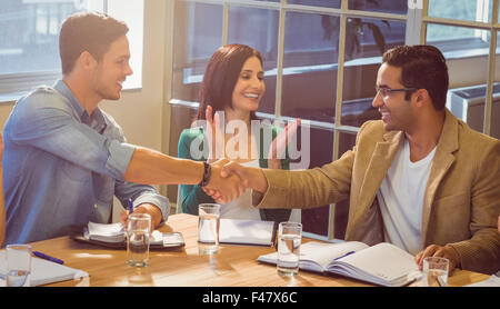 Les gens d'affaires secouant leurs mains Banque D'Images