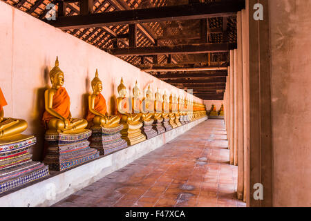 Le hall principal du Wat Putthaisawan avec golden Buddha statue Wat Putthaisawan est un célèbre temple à Ayutthaya, Thaïlande Banque D'Images