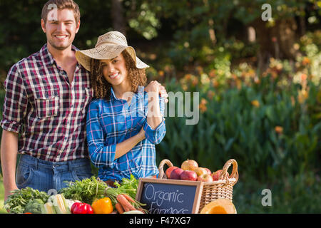 La vente de légumes biologiques à couple market Banque D'Images