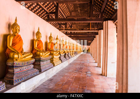 Le hall principal du Wat Putthaisawan avec golden Buddha statue Wat Putthaisawan est un célèbre temple à Ayutthaya, Thaïlande Banque D'Images
