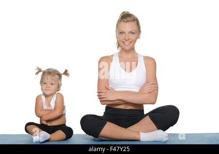 Mère et fille s'engager dans le fitness mat Banque D'Images