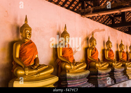 Le hall principal du Wat Putthaisawan avec golden Buddha statue Wat Putthaisawan est un célèbre temple à Ayutthaya, Thaïlande Banque D'Images
