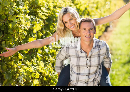 Portrait of smiling man donnant sa femme un regard de grapevine Banque D'Images