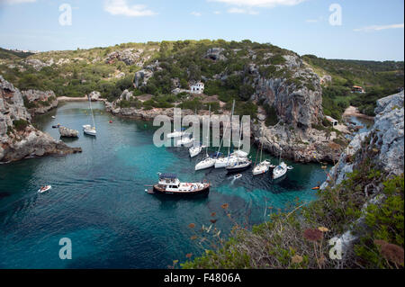 Yachts amarrés dans la crique rocheuse isolée de l'ACSAL criques sur l'île de Minorque espagne Banque D'Images