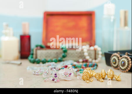 Les Bijoux de costume. Boucles d'oreilles, colliers, bracelets. Accessoires pour femmes Banque D'Images