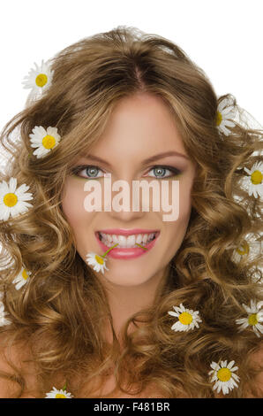 Jeune femme avec des Marguerites dans les cheveux et des dents Banque D'Images