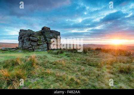 Beau coucher de soleil spectaculaire sur l'Hessary Tor, juste à l'extérieur de Princetown sur le parc national du Dartmoor dans le Devon Banque D'Images