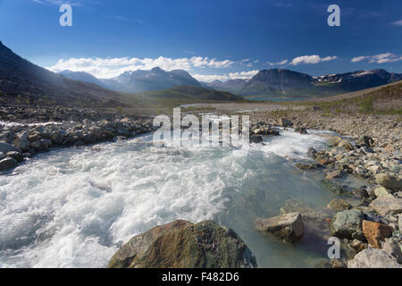 Rivière de montagne dans les Alpes de Lyngen Norvège, polar Banque D'Images