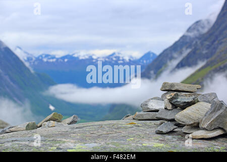 Pile de pierres Roches sur fond de montagne, nature de la Norvège Banque D'Images