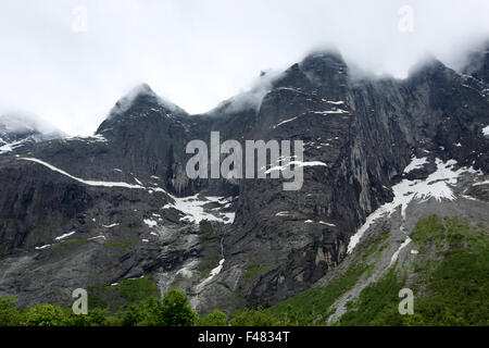 Le Troll Wall en Norvège, majestueuse des montagnes brumeuses de l'été Banque D'Images