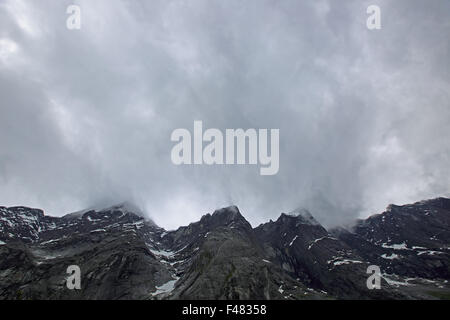 Le Troll Wall en Norvège, majestueuse des montagnes brumeuses de l'été Banque D'Images