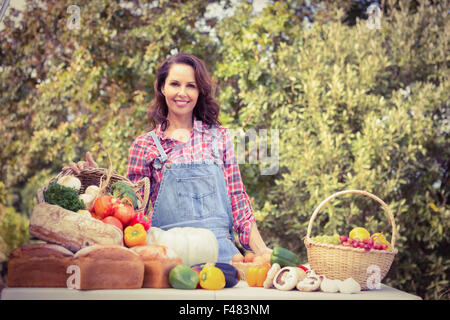 Smiling farmer holding un panier de légumes Banque D'Images