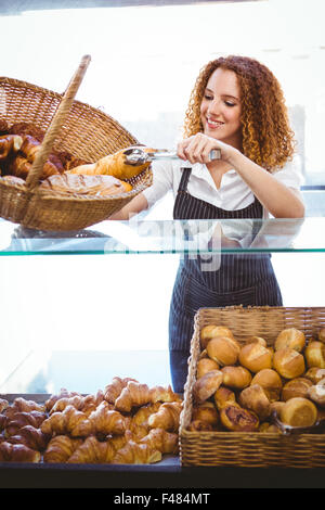 Happy pretty barista preparing pastry Banque D'Images