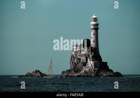 AJAXNETPHOTO. FASTNET ROCK, Irlande. - La NAVIGATION ICONIQUE WAY-POINT DANS LA FASTNET YACHT RACE SITUÉ À AU SUD DE IRLEAND. PHOTO:JONATHAN EASTLAND/AJAX REF:HDD   77 FASTNET LTH Banque D'Images