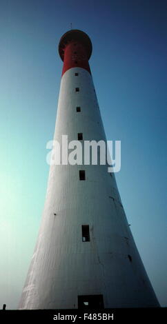 AJAXNETPHOTO. POINTE DE LA COUBRE, GIRONDE, France - PHARE DE LA COUBRE PHARE - MARQUE L'ENTRÉE DE L'ESTUAIRE DE LA GIRONDE SUR LA RIVE NORD. PHOTO:JONATHAN EASTLAND/AJAX REF:HDD   LTH COUBRE 92 Banque D'Images