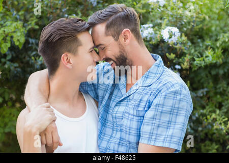 Couple homosexuel et autres hugging Banque D'Images