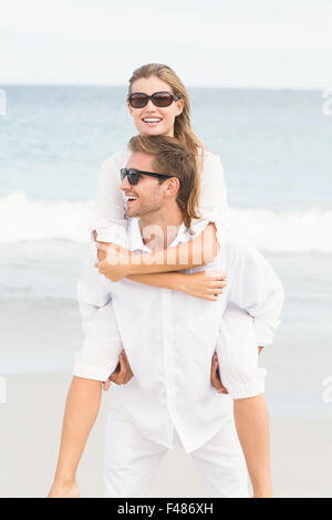 Bel homme de donner à sa petite amie à dos Banque D'Images