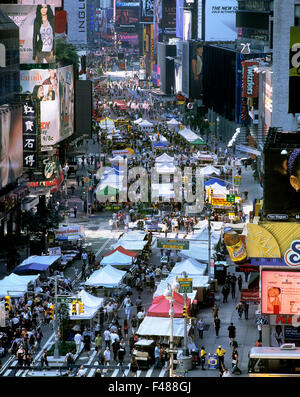 Un dimanche matin sur le marché de la rue Broadway, New York. Times Square à l'extrême fin. Banque D'Images