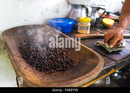 Golden bio-chocolat café arabica cools après une main-remué la torréfaction. Juin, 2015. Quindio, la Colombie. Banque D'Images