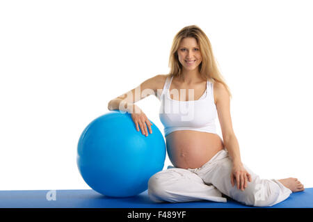 Femme enceinte excercises avec ballon de gymnastique Banque D'Images