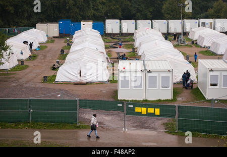 Hambourg, Allemagne. 15 Oct, 2015. L'hébergement des réfugiés à Jenfeld Moor Park à Hambourg, Allemagne, 15 octobre 2015. Toutes les tentes à cet endroit qui peut accueillir jusqu'à 4 100 personnes ont été équipées de chauffages, les autorités locales ont déclaré. Photo : DANIEL BOCKWOLDT/dpa/Alamy Live News Banque D'Images