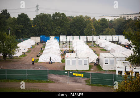 Hambourg, Allemagne. 15 Oct, 2015. L'hébergement des réfugiés à Jenfeld Moor Park à Hambourg, Allemagne, 15 octobre 2015. Toutes les tentes à cet endroit qui peut accueillir jusqu'à 4 100 personnes ont été équipées de chauffages, les autorités locales ont déclaré. Photo : DANIEL BOCKWOLDT/dpa/Alamy Live News Banque D'Images