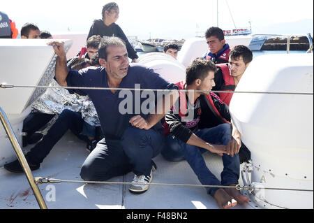 La Grèce. 15 Oct, 2015. L'Europe, Grèce, Lesbos île, 15 octobre, 2015 Molyvos:Accident mortel en mer ont fait au moins neuf morts parmi les migrants que dans les terres des milliers chaque jour sur les côtes de l'île de Lesbos à partir de la Turquie voisine, à seulement 4 milles marins. A survécu à la tragédie arrivent dans le port de Molyvos. Credit : Danilo Balducci/ZUMA/Alamy Fil Live News Banque D'Images