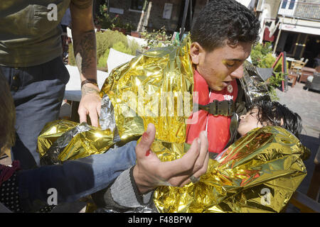 La Grèce. 15 Oct, 2015. L'Europe, Grèce, Lesbos île, 15 octobre, 2015 Molyvos:Accident mortel en mer ont fait au moins neuf morts parmi les migrants que dans les terres des milliers chaque jour sur les côtes de l'île de Lesbos à partir de la Turquie voisine, à seulement 4 milles marins. A survécu à la tragédie arrivent dans le port de Molyvos. Credit : Danilo Balducci/ZUMA/Alamy Fil Live News Banque D'Images